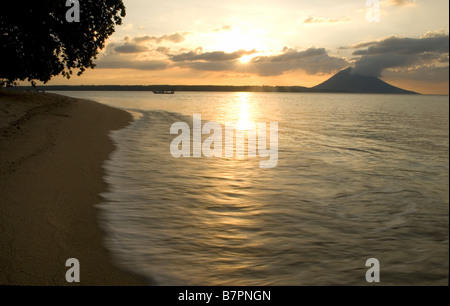 Manado Tua Vulkan vom Strand im Siladen Resort und Spa, Sulawesi Stockfoto