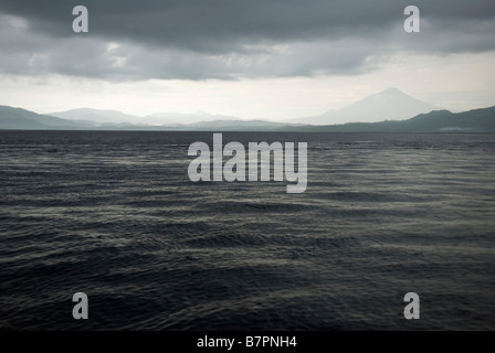 Mount Klabat, höchste in Nord-Sulawesi, erhebt sich über dem Morgengrauen Nebel des Dschungels Stockfoto