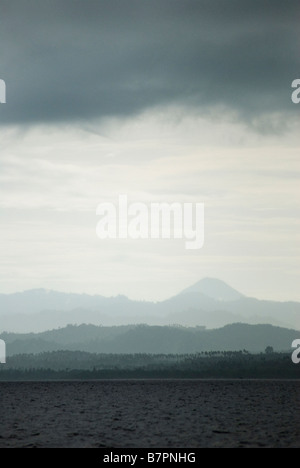 Mount Klabat, höchste in Nord-Sulawesi erhebt sich über dem Morgengrauen Nebel des Dschungels Stockfoto