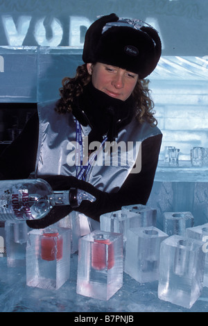 Barkeeper schüttet Wodka Absolut Bar, Eishotel, Ste Catherine De La J Cartier, Quebec, Kanada. Stockfoto