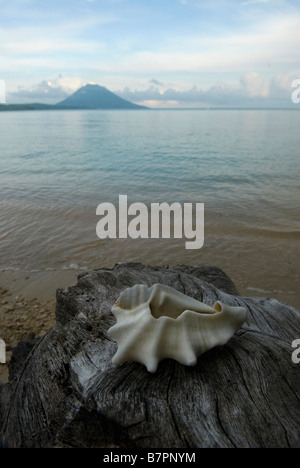 Manado Tua Vulkan vom Strand im Siladen Resort und Spa, Sulawesi Stockfoto