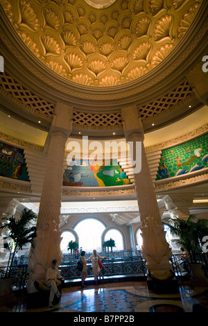 Die Lobby des berühmten Atlantis Hotel auf Paradise Island, angrenzend an Nassau Bahamas Stockfoto