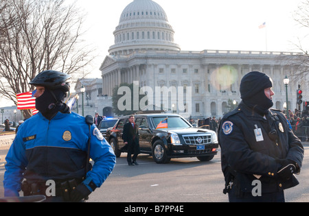 Polizei Wache die Limousine mit Präsident Barack Obama vom US-Kapitol, das Weiße Haus am Eröffnungstag. Stockfoto