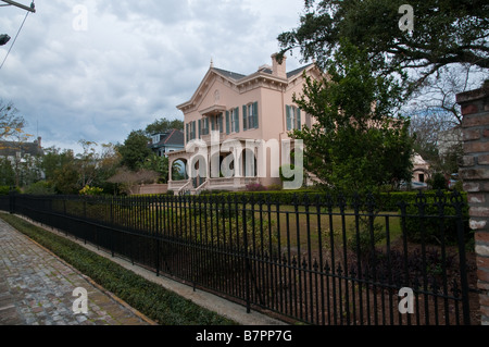 Beispiele für New Orleans Architektur im Garden District, in erster Linie auf St. Charles Avenue Stockfoto