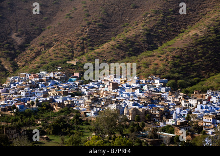 Blick auf blaue Häuser und grünen Hügeln im Osten Bundi Stadt in Rajasthan Indien Stockfoto