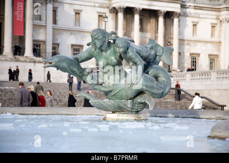 Statue in der Mitte des Trafalgar Square Brunnen unter Eis in london Stockfoto