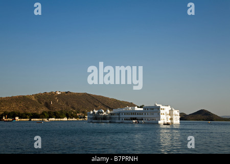 Die berühmten Lake Palace erbaut 1754 sitzen auf Jagniwas Insel im Lake Pichola in Udaipur Rajathan Indien Stockfoto