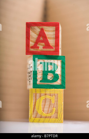 Hölzerne Kinder lernen Block gestapelt auf Regal Stockfoto