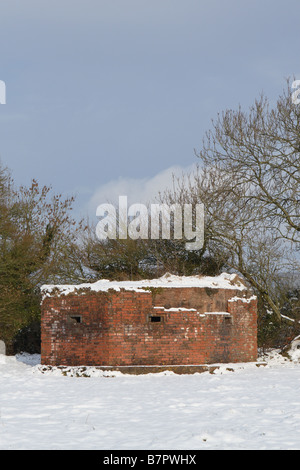 Britischen 2. Weltkrieg WW2 Ziegel Pistole Plätz Bunker gebaut Hause Verteidigung in der Furcht vor einer möglichen deutschen Invasion in der Nähe von Brunnen Stockfoto