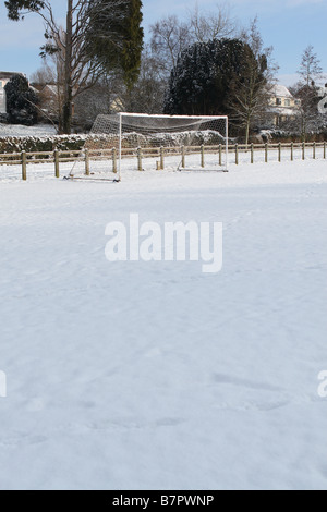 Fußball-Bolzplatz im Winterschnee bedeckt Stockfoto