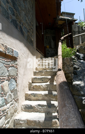 Kakopetria Dorf Ansicht Szene mit Treppen im Troodos-Gebirge, Südzypern Stockfoto