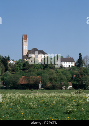 Bergkirchen, Kath. Pfarrkirche St. Johannes Baptist, Abendkonzerte Und Pfarrhaus von Süden Stockfoto