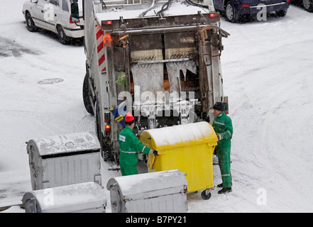 LKW Müllabfuhr im Winter-Poprad-Slowakei Stockfoto