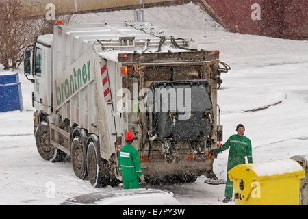 LKW Müllabfuhr im Winter-Poprad-Slowakei Stockfoto