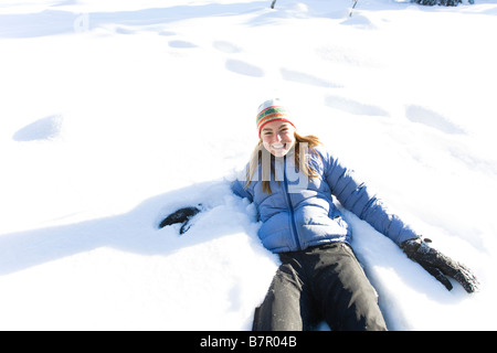 Junge Frau mit Schneeschuhen spielt im Schnee in der Nähe von Homer, Alaska im Winter. Stockfoto