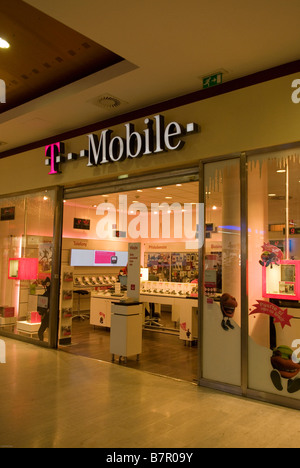 TMobile Store im Einkaufszentrum Novy Smichov in Prag, Tschechische Republik. Stockfoto