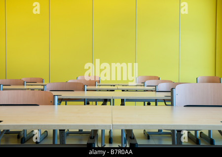Leere Klassenzimmer mit Tischen und Stühlen Stockfoto