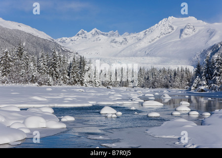 Winter-Panoramablick Mendenhall River fast zugefroren mit Mt. McGinnis im Hintergrund, südöstlichen Alaska Stockfoto