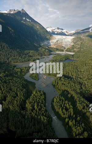 Luftbild von Herbert Glacier und Fluss als es windet sich nach unten aus dem Alaska Juneau Icefield, Tongass National Forest, Stockfoto