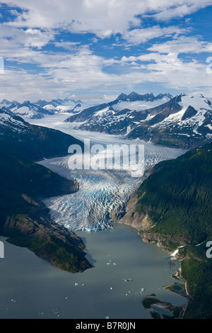 Antenne des Mendenhall Gletscher schlängelt sich von Juneau Icefield Mendenhall Lake im Tongass National Forest, Alaska Stockfoto