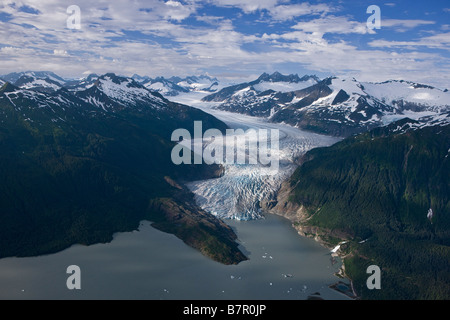 Antenne des Mendenhall Gletscher schlängelt sich von Juneau Icefield Mendenhall Lake im Tongass National Forest, Alaska Stockfoto