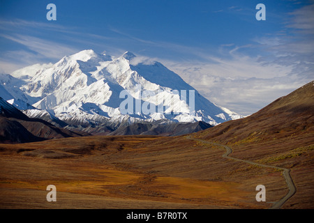 Blick auf Mt Mckinley & AK Range von Stony Hill w/Parkstraße Denali National Park innen Alaska Herbst Stockfoto