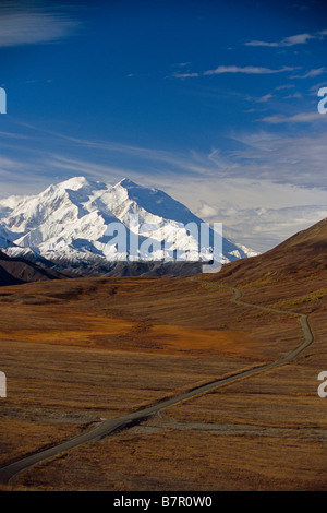 Blick auf Mt Mckinley & AK Range von Stony Hill w/Parkstraße Denali National Park innen Alaska Herbst Stockfoto