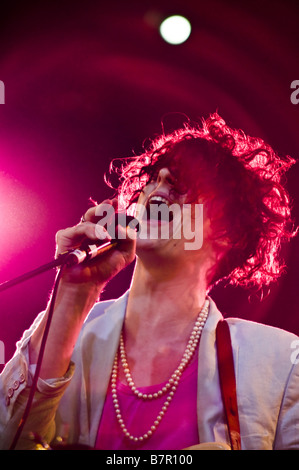 Blaine Harrison von der Mystery Jets führt auf der Bühne auf dem Reading Festival 2008 Stockfoto