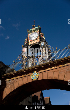 Eastgate viktorianischen Uhr eingeführt als eine Hommage an Queen Victoria auf der römischen Stadtmauer der Stadt Chester, England Stockfoto