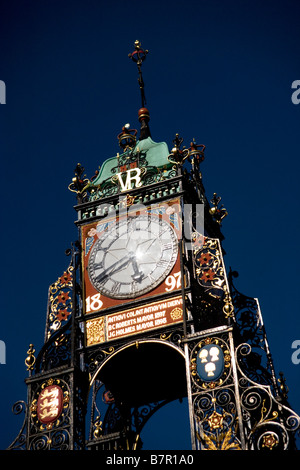 Eastgate viktorianischen Uhr eingeführt als eine Hommage an Queen Victoria auf der römischen Stadtmauer der Stadt Chester, England Stockfoto