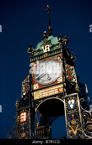 Eastgate viktorianischen Uhr eingeführt als eine Hommage an Queen Victoria auf der römischen Stadtmauer der Stadt Chester, England Stockfoto