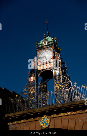 Eastgate viktorianischen Uhr eingeführt als eine Hommage an Queen Victoria auf der römischen Stadtmauer der Stadt Chester, England Stockfoto