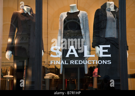 Geschäfte in Cheapside im Finanzbezirk der City of London, Hieb-Preise in der Hoffnung auf einen Umsatz, Jan 2009 Stockfoto