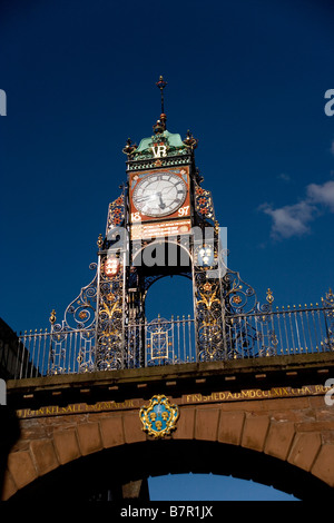 Eastgate viktorianischen Uhr eingeführt als eine Hommage an Queen Victoria auf der römischen Stadtmauer der Stadt Chester, England Stockfoto