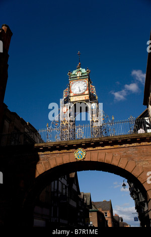 Eastgate viktorianischen Uhr eingeführt als eine Hommage an Queen Victoria auf der römischen Stadtmauer der Stadt Chester, England Stockfoto