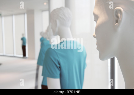 Eine Reihe von Dummies in einem weißen Raum Stockfoto