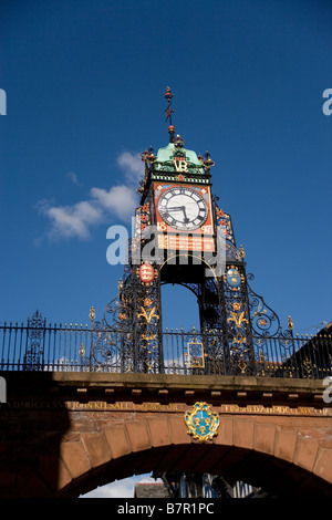 Eastgate viktorianischen Uhr eingeführt als eine Hommage an Queen Victoria auf der römischen Stadtmauer der Stadt Chester, England Stockfoto