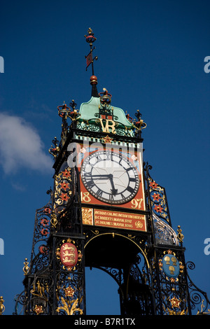 Eastgate viktorianischen Uhr eingeführt als eine Hommage an Queen Victoria auf der römischen Stadtmauer der Stadt Chester, England Stockfoto