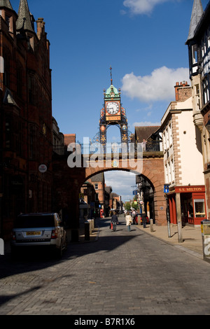 Eastgate viktorianischen Uhr eingeführt als eine Hommage an Queen Victoria auf der römischen Stadtmauer der Stadt Chester, England Stockfoto