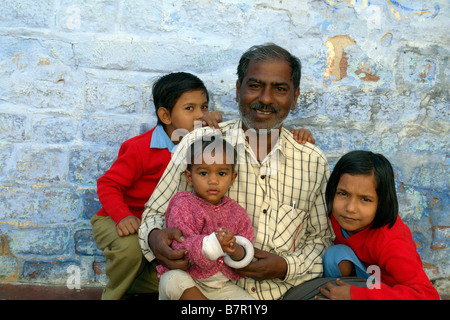 indischen Vaters und seinen drei Kindern in den Gassen der alten Stadt jodhpur Stockfoto