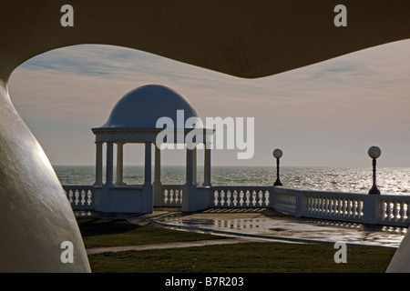 Kolonnade im Gelände des De La Warr Pavilion Bexhill am Meer East Sussex Stockfoto