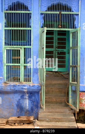 Tür und Fensterläden blau lackierten Brahmin-Hauses in Jodhpur Altstadt Stockfoto