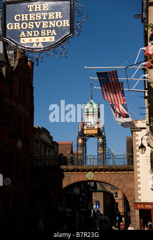 Eastgate viktorianischen Uhr eingeführt als eine Hommage an Queen Victoria auf der römischen Stadtmauer der Stadt Chester, England Stockfoto