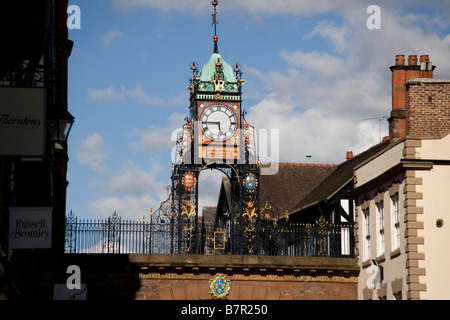 Eastgate viktorianischen Uhr eingeführt als eine Hommage an Queen Victoria auf der römischen Stadtmauer der Stadt Chester, England Stockfoto