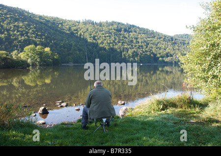 Fischer mit der Linie am Rand des Sees Chambon in der Auvergne. Frankreich Stockfoto