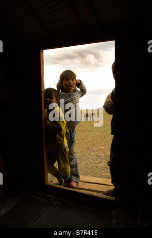 Eine Nomade-Gemeinschaft lagerten in den Ausläufern der Gurvansaikhan (drei Schönheiten Berge) in der Gobi-Wüste-Mongolei Stockfoto