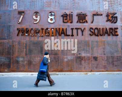 Stahl-Schild auf 798 Factory Kunst Bezirk in Dashanzi Peking 2009 Stockfoto