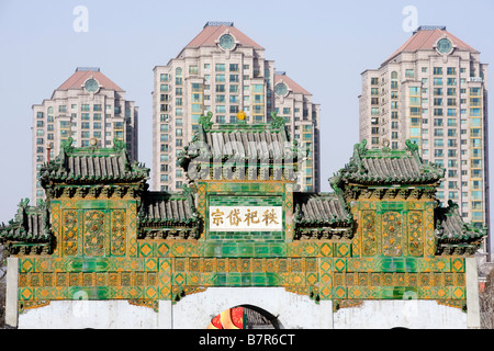 Der Kontrast zwischen alten Denkmal und moderne Wohnung Hochhäuser in zentralen Peking 2009 Stockfoto