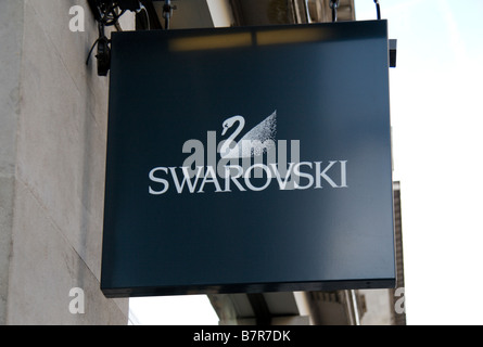 Melden Sie sich über dem Eingang zum Swarovski Muranoglas Shop auf Regents Street, London. Jan 2009 Stockfoto