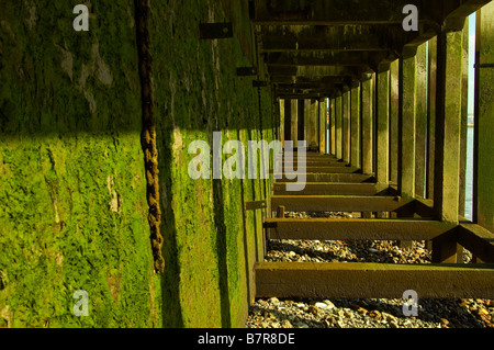 Wapping Ufer in East London an der Themse bei Ebbe. Stockfoto